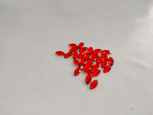 Червени овални камъчета 3mm/6mm. 1бр.